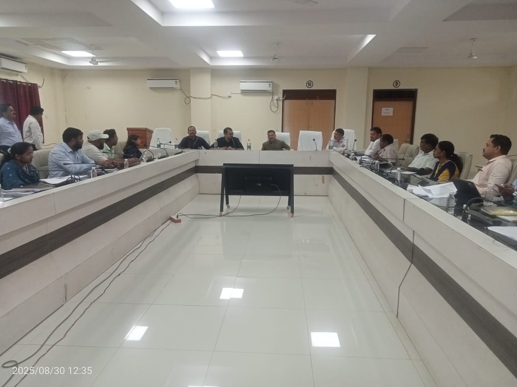 राजस्व प्रकरणों के त्वरित निराकरण हेतु समीक्षा बैठक कलेक्टर ने दिए आवश्यक दिशा-निर्देश निर्देश